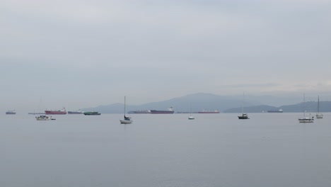 Tanker-Und-Segelboote-Im-Vancouver-Kanal