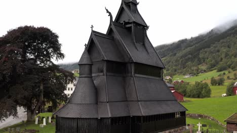 Exterior-De-La-Iglesia-Y-El-Cementerio-De-Madera-Negra-De-Hopperstad,-Noruega