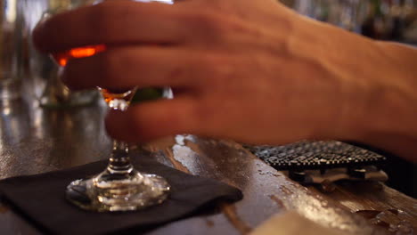 Manhattan-Cocktail,-Serviert-Von-Einem-Mixologen-An-Der-Bar-Beim-Klassischen-Tauchgang