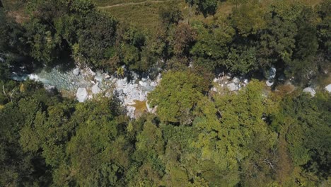 Drohnenperspektive-Von-Oben-Auf-Einen-Fluss-In-Einem-Wald-In-Kolumbien