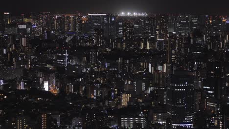 Beleuchtete-Hochhäuser-Und-Wolkenkratzer-In-Der-Stadt-Tokio-In-Japan-Bei-Nacht
