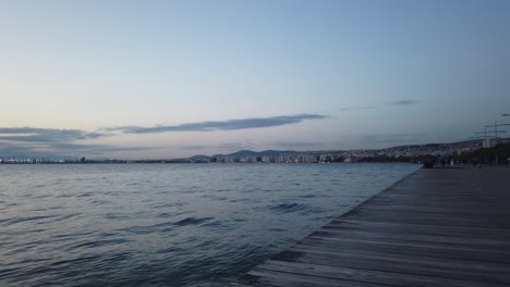 Stetiger-Schnitt-Des-Meeres-Am-Hafen-Von-Thessaloniki-In-Nordgriechenland,-Bei-Sonnenuntergang
