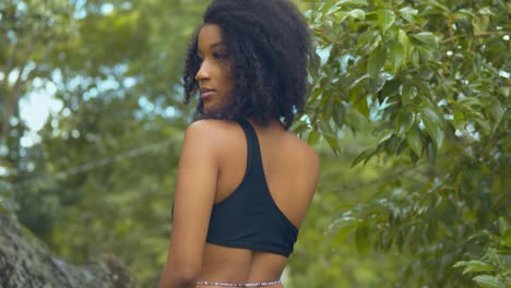 Epische-Modelaufnahmen-Eines-Jungen-Mädchens,-Das-Auf-Der-Karibischen-Insel-Trinidad-In-Einer-Parklandschaft-Für-Die-Kamera-Posiert