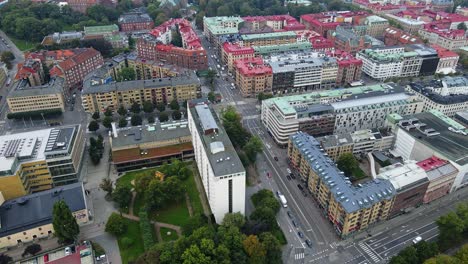 Schöne-Landschaft-Von-Architekturen-In-Engelbecktsgatan-Und-Avenyn-Mit-Autos,-Die-Auf-Der-Straße-In-Göteborg,-Schweden-Fahren