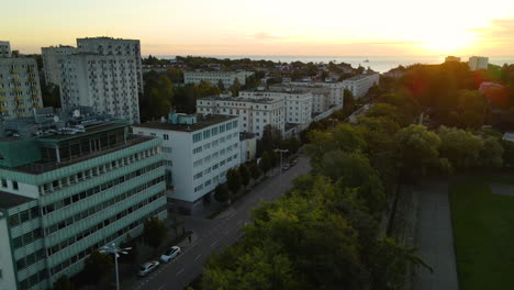 Stadtbild-Mit-Hochhäusern-Und-Wolkenkratzern-An-Der-Küste-Der-Ostsee-Im-Stadthafen-Von-Gdynia,-Polen-Während-Des-Sonnenuntergangs