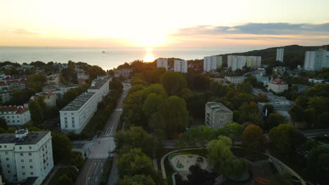 Mit-Blick-Auf-Die-Danziger-Bucht-An-Der-Ostseeküste-Mit-Stadtbild-In-Der-Hafenstadt-Gdynia,-Polen-Während-Der-Goldenen-Stunde