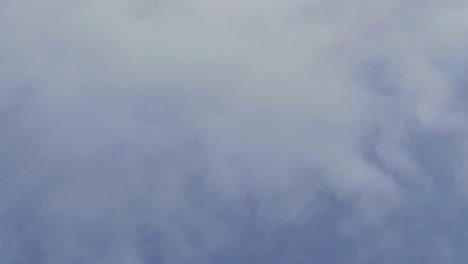 Mirando-Hacia-El-Cielo-Azul-Con-Nubes-De-Polvo-Gris-Y-Blanco