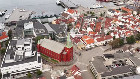 Luftaufnahme-Der-Katholischen-Kirche-St.-Petri-Und-Der-Traditionellen-Häuser-In-Der-Stadt-Stavanger,-Norwegen,-Orbit-drohnenaufnahme,-Die-Die-Innenstadt-Und-Den-Hafen-Enthüllt