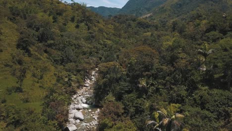 Drohnenluftaufnahme-Im-Wald-Und-Ein-Fluss-Mit-Felsen-In-Medellin,-Kolumbien