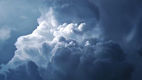 Dicke-Kumuluswolken-Mit-Einem-Gewitter,-Das-Zuschlug