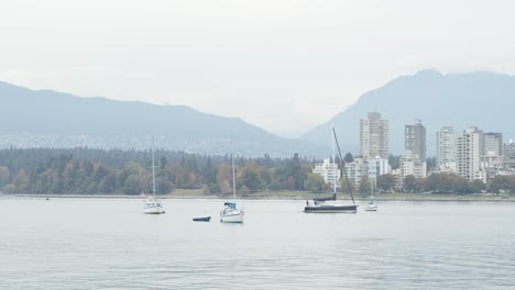 Segelboote-Im-Zeitraffer-In-Vancouver-False-Creek