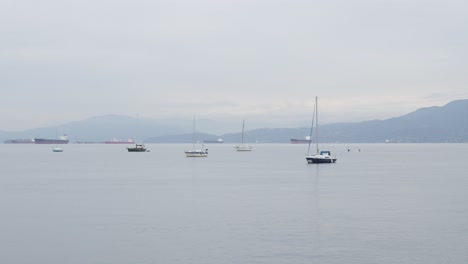 Segelboote-Und-Tanker-In-Der-Meereszufahrt-Von-Vancouver---Zeitraffer