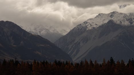 New-Zealand-autumn-season-landscape-with-mountains-during-rain,-with-cloud-moving-fast-in-the-mountains