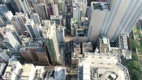 Hong-Kong-Central,-Vista-Aérea-De-Arriba-Hacia-Abajo-Del-Tráfico-Y-Los-Rascacielos-De-La-Ciudad