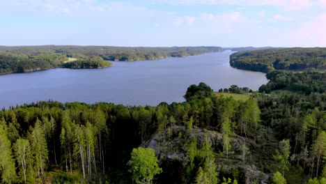 Aufsteigende-Luftaufnahme-Des-Schönen-Und-Ruhigen-Flusses,-Der-Mitten-In-Dichtem-Grünen-Wald-Fließt