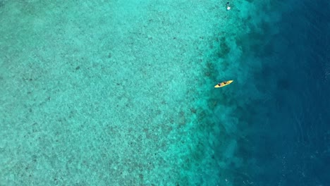 Birds-Eye-Aerial-View-of-Kayak-With-Two-People-in-Turquoise-Water,-Maldives-Island-Arhipelago,-Indian-Ocean