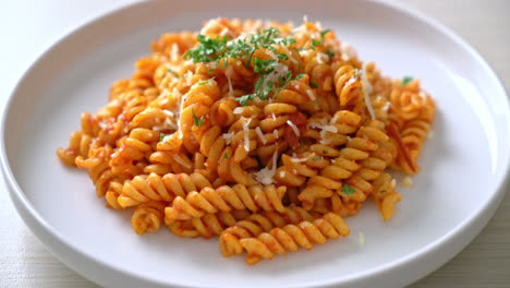 Spiral--Oder-Spirali-Nudeln-Mit-Tomatensauce-Und-Käse---Italienische-Küche