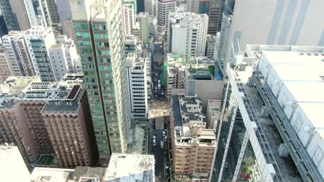 Hong-Kong-Central,-Vista-Aérea-De-Arriba-Hacia-Abajo-Del-Tráfico-Y-Los-Rascacielos-De-La-Ciudad