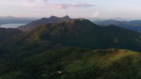 Luftaufnahme,-Die-In-Richtung-Der-Majestätischen-üppigen-Tropischen-Kowloon-gebirgskette-Fliegt,-Täler-Landschaft-Hong-Kong