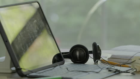 Ein-Tablet-Mit-Kopfhörern-Und-Notebooks-Sitzt-Auf-Einem-Tisch-Zum-Virtuellen-Lernen