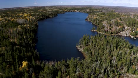 Aerial-Dolly-Vor-Blauen-Seen,-Eingebettet-In-Einen-Borealen-Wald-Im-Idyllischen-Kanadischen-Schild