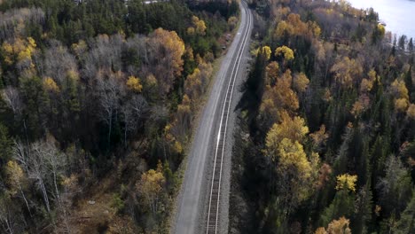 Pendelwagen-Hinterließ-Bahngleise,-Die-Durch-Idyllische-Herbstliche-Boreale-Wälder-Im-Kanadischen-Schild-Führen