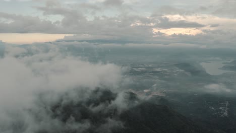 Antena-De-Drones-Volando-Alto-Sobre-Las-Nubes,-Vista-Del-Paisaje-Del-Lago-Amatitlán-De-Guatemala