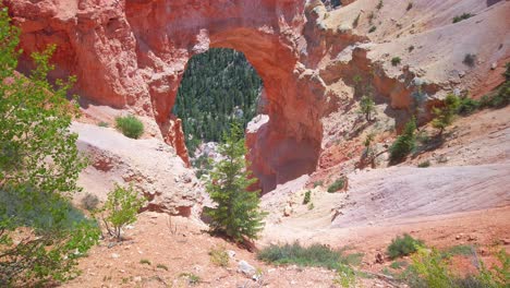 Tilting-up-shot-of-a-hoodoo-rock-arch-formation-in-Bryce-Canyon-National-Park,-Utah