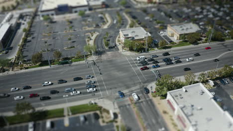 Belebte-Kreuzung-In-Einem-Stadtgebiet---Luftaufnahme-Mit-Miniatur-Tilt-Shift-Effekt