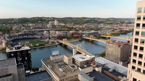 Aufschlussreiche-Luftaufnahme-Der-Innenstadt-Von-Pittsburgh,-Des-Allegheny-River-Und-Der-Stadt-Der-Brücken-über-Den-Allegheny-River-Während-Der-Magic-Hour-Im-Herbst