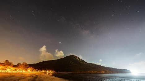 Isla-Lantau-Cielo-Nocturno-Vía-Láctea-Estrella-Brillante-Luces-Sobre-Hong-Kong-Montaña-Océano-Paisaje-Marino-Línea-Costera-Resplandeciente