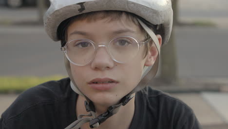 Süßes-Kind-Mit-Fahrradhelm-Und-Brille-Dreht-Sich-Um-Und-Schaut-In-Die-Kamera