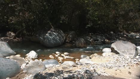 Zeitlupenaufnahme-Von-Wasser,-Das-Durch-Den-Fluss-Im-Dschungel-Fließt