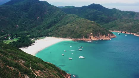 Luftaufnahme-über-Verankerte-Segelboote-Sui-Kung-Hongkong-Tropische-Türkisfarbene-Inselbuchtlandschaft