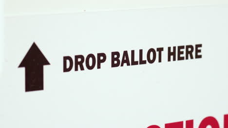 Stimmzettel-Hier-Ablegen-Schild-Mit-Pfeil-Für-Mail-in-Wahlabstimmungsbox-Aus-Nächster-Nähe