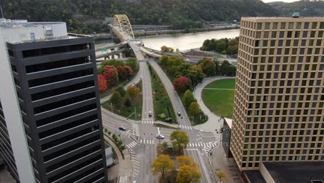Fort-Pitt-Bridge-and-tunnel-in-Pittsburgh,-Pennsylvania,-USA