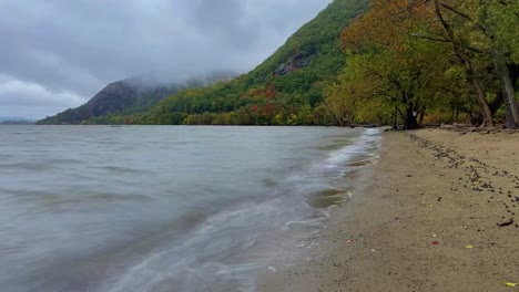 Herbststrand-Und-Wolkenzeitraffer-Im-New-Yorker-Hudson-Valley-An-Einem-Kleinen-Steinigen-Punkt-In-Den-Hudson-Highlands-über-Dem-Hudson-River