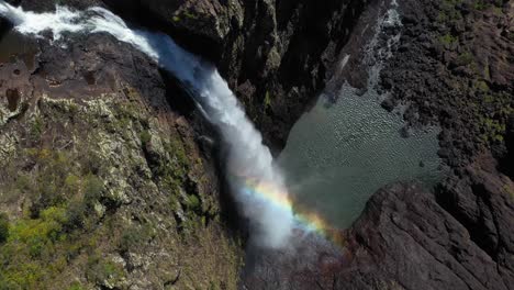 Majestuosas-Cataratas-Wallaman-Cayendo-En-Cascada-Sobre-La-Roca-Del-Cañón-En-Australia,-Antena