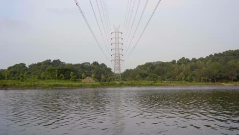 See-Berg-Und-Stromturm-Hochspannungsleitung-Strommast-Und-Fließendes-Wasser