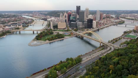 Aerial-establishing-shot-of-Pittsburgh-skyline,-bridges-and-rivers