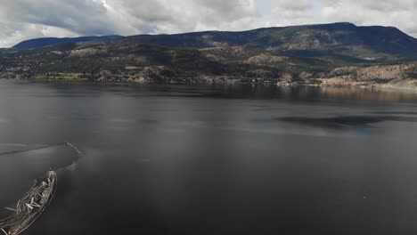Antena-De-Drones-Del-Lago-Okanagan-Y-El-Paisaje-Montañoso