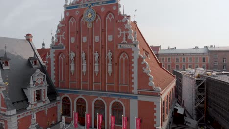 Riga,-Letonia---Casa-De-La-Iglesia-Europea-De-La-Torre-De-Los-Puntos-Negros