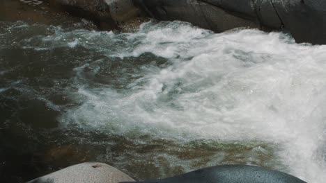 Zeitlupenaufnahme-Von-Schäumendem-Wasser,-Das-In-Einem-Fluss-Mitten-Im-Dschungel-Fließt