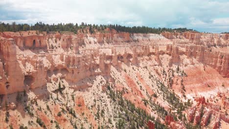 Tiro-Panorámico-Lento-A-Través-Del-Anfiteatro-Bryce-En-El-Parque-Nacional-Bryce-Canyon,-Utah
