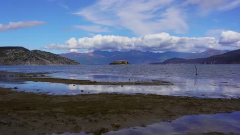 Lago-De-Prespa-Con-Isla-Maligrad-Sobre-Un-Hermoso-Fondo-De-Montañas-Y-Nubes-Blancas