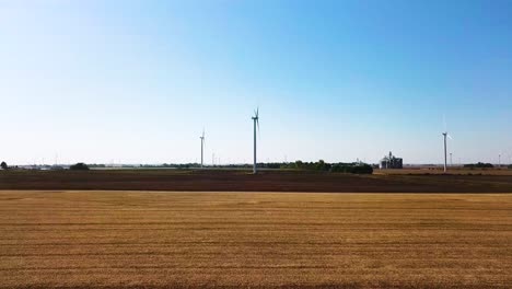 Annäherung-Aus-Der-Luft-Von-Einer-Windmühlenfarm-In-Der-Landschaft-Der-USA