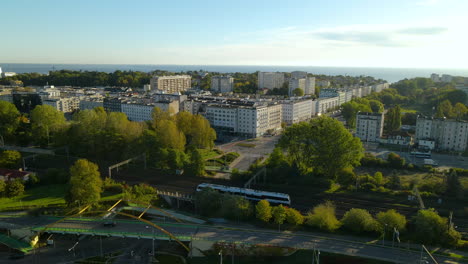 Panoramablick-Auf-Seetürme-Und-Moderne-Gebäude-Am-Stadthafen-Von-Gdynia-In-Polen-Unter-Blauem,-Klarem-Himmel