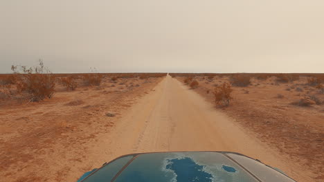 Conduciendo-Por-Un-Sendero-Todoterreno-En-El-árido-E-Interminable-Paisaje-Del-Desierto-De-Mojave