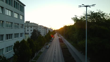 Luftaufnahme-Der-Leeren-Straße-Mit-Gebäuden-Und-Bäumen-Daneben-In-Gdynia,-Polen-An-Einem-Frühen-Morgen---Drohnenaufnahme