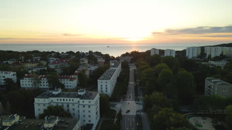 Perfekte-Stadtlandschaft-An-Der-Ostseeküste-In-Der-Hafenstadt-Gdynia,-Polen-Während-Der-Goldenen-Stunde